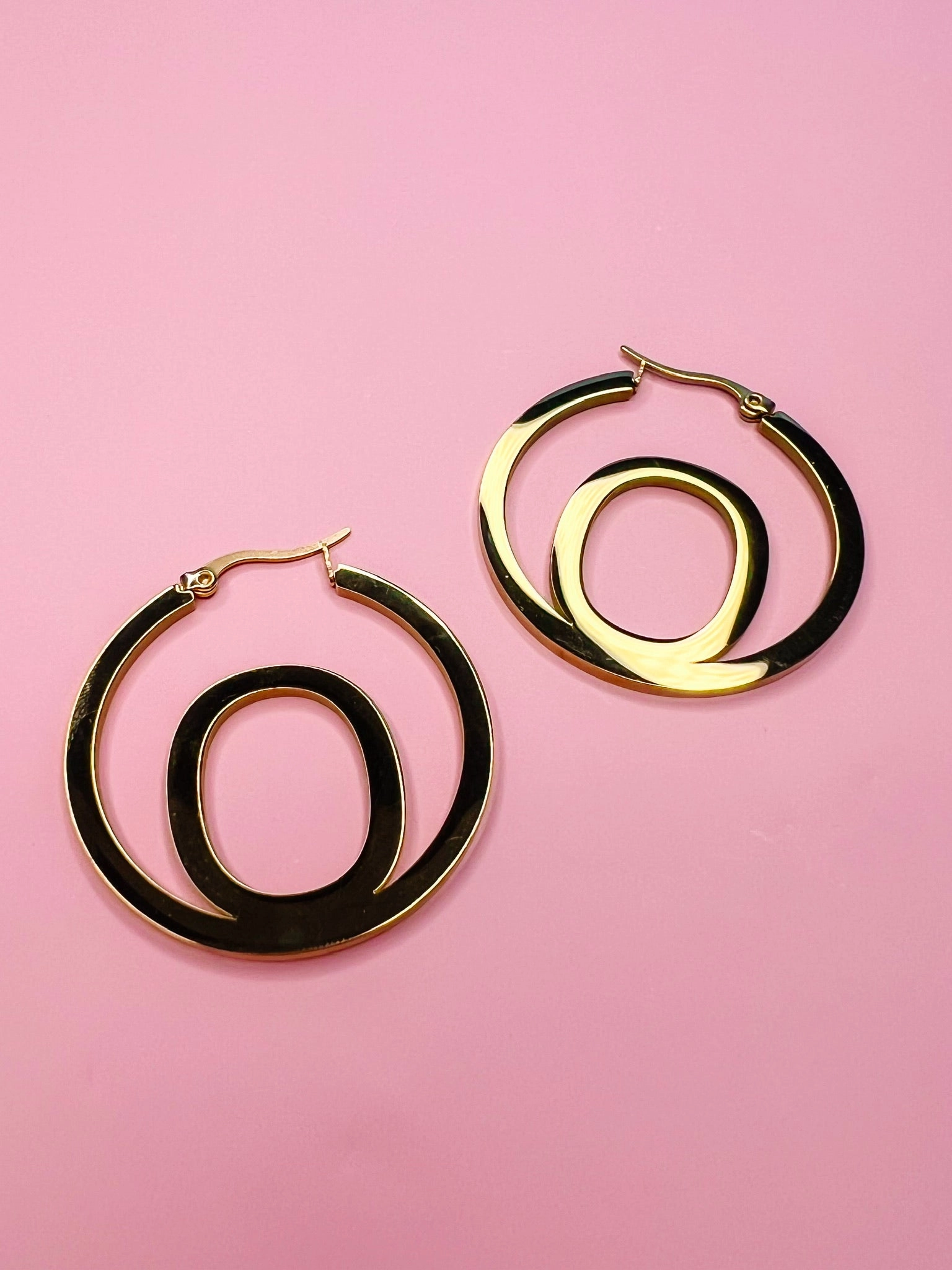 ICONIC INITIAL GOLD HOOP EARRING