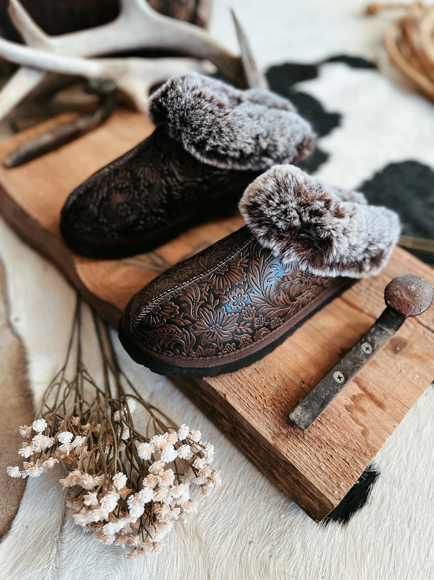 Very G Chocolate Tooled Print Faux Leather Fuzzy Slippers*